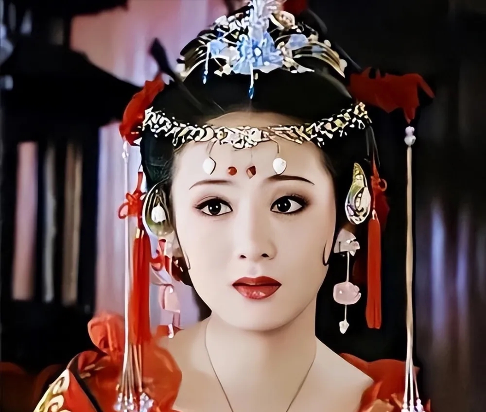 伊莲·钟后文远恋情曝光,疑似因为剧的原因,女版雨神变娱乐萧亚轩