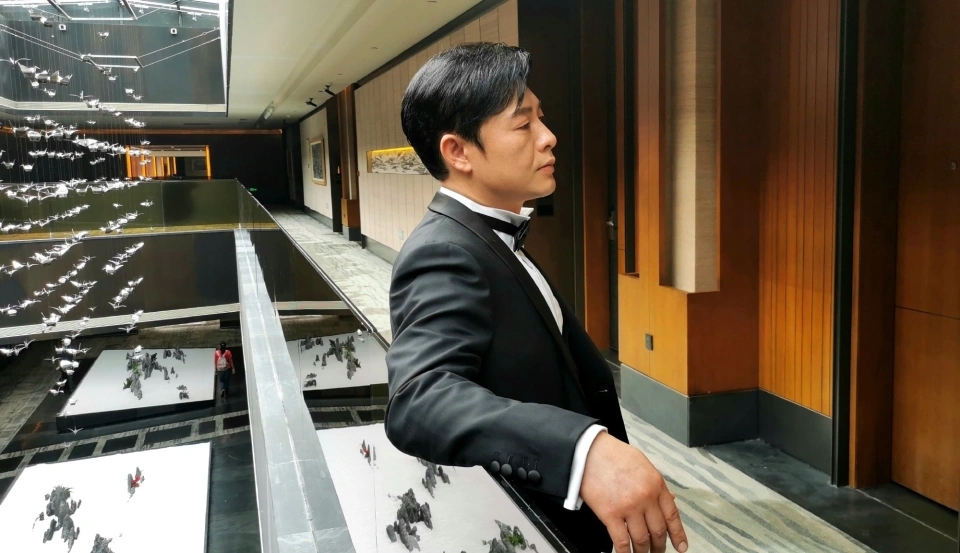 “大战”已经过去10年了,赵文卓用10套房换来了名气,而甄子丹已经退了一半
